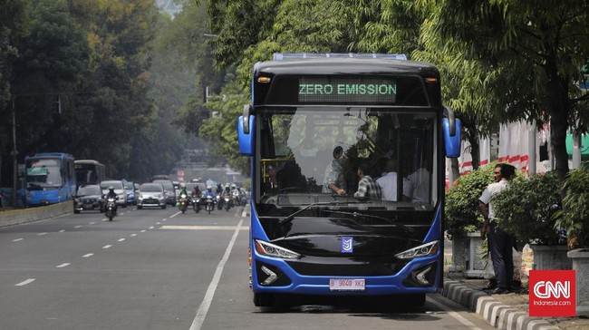 Uji coba Bus Listrik Mobil Anak Bangsa, di Jakarta, Rabu, 28 Agustus 2019. PT Mobil Anak Bangsa (MAB) menjadi produsen bus listrik pertama yang mendapatkan sertifikat uji tipe (SUT) untuk unit bus MD12-E. MAB. CNN Indonesia/Adhi Wicaksono