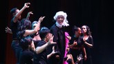 FOTO: Aksi Anak Muda Indonesia Usai Timba Ilmu di Broadway Usai belajar pentas musikal langsung di Broadway, New York, 13 anak muda Indonesia memamerkan aksi mereka pentas ala Broadway.