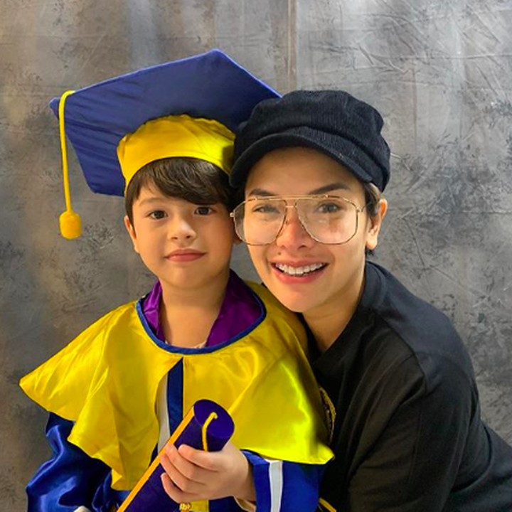 <p>Bahagianya Nikita saat menghadiri wisuda Azka. (Foto: Instagram/ @nikitamirzanimawardi_17)</p>