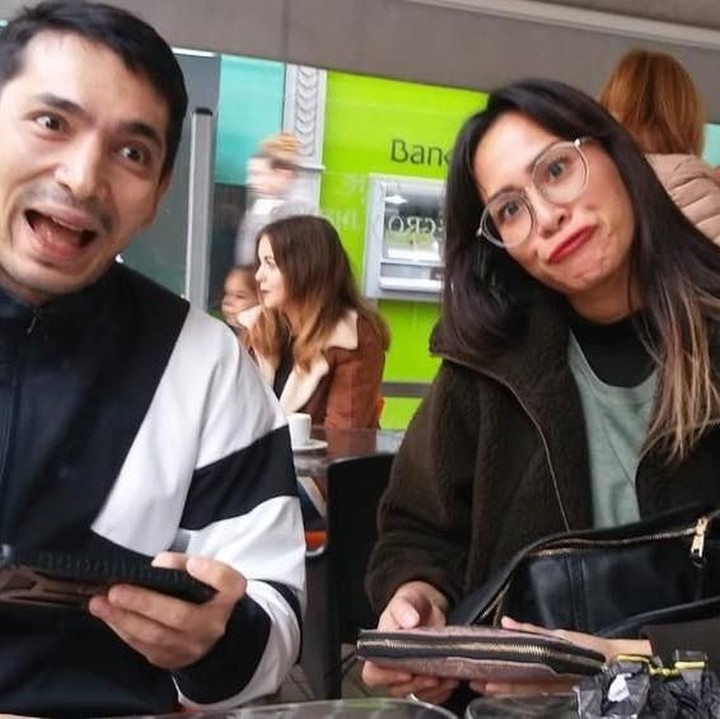 <p>Pose di kamera enggak harus selalu senyum kan? (Foto: Instagram @inong_ayu)</p>