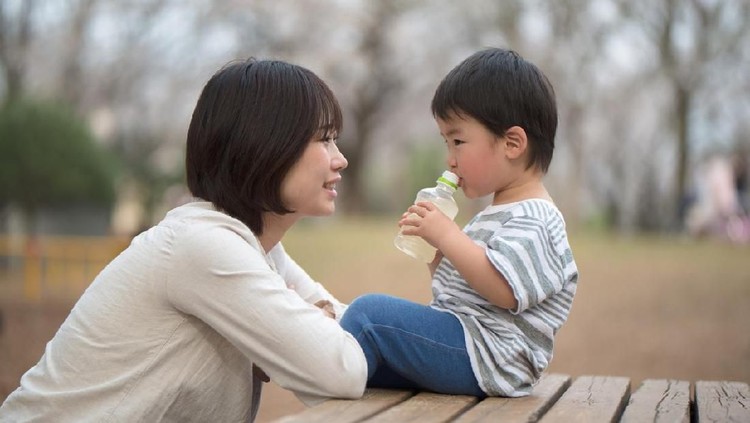 Setop Nonton Tayangan Demo Rusuh Saat Ada Anak, Ini Bahayanya Karena penasaran, beberapa orang menyaksikan tayangan di TV soal kerusuhan demonstrasi. Padahal, jika anak melihat, ada dampak negatif yang ia rasakan.