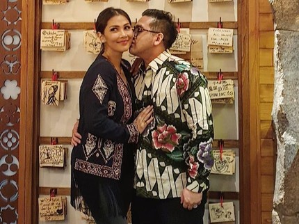 Seperti Pacaran, 7 Potret Mesra Nadia Mulya dan Suami