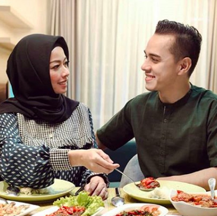 <p>Rionaldo Stokhorst menikah dengan Aureli Beata Schulz pada tahun 2007. Rumah tangga mereka selalu terlihat adem dan jauh dari gosip miring. (Foto: Instagram @rio.stokhorst)</p>