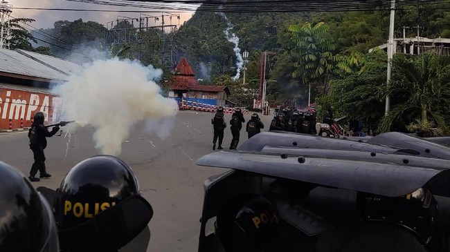 Aparat memblokade jalan penghubung Abepura-Padang Bulan menyusul aksi demo, Senin (23/9). Lalu lintas penghubung antara kota dan kabupaten Jayapura lumpuh.