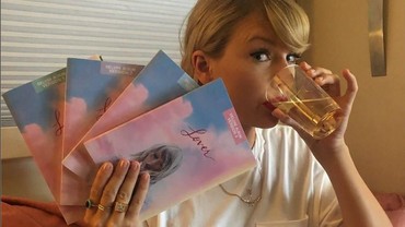 img-title Kemasan Album Taylor Swift Terinspirasi dari BTS?