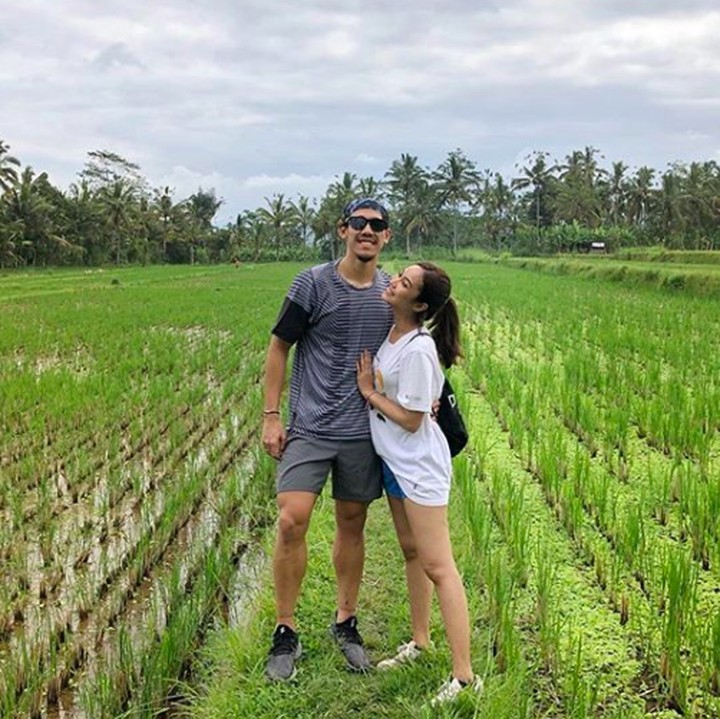 <p>Setelah sempat menjalin asmara dengan Yuki Kato dan Ariel Tatum, bek berdarah Jepang-Jawa ini akhirnya melabuhkan hati pada Shabrina, yang dikenal sebagai <em>host</em> program <em>Highlights MotoGP</em> di <em>Trans 7</em>. (Foto: Instagram @shabrinaautomo)</p>