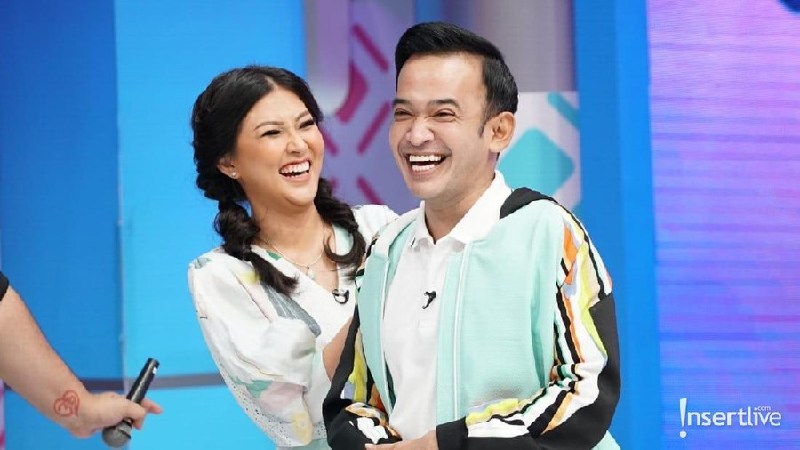 Sarwendah mendapat kado spesial berupa tas mewah dari sang suami, Ruben Onsu. Tas itu disebut mencapai harga Rp600 juta.