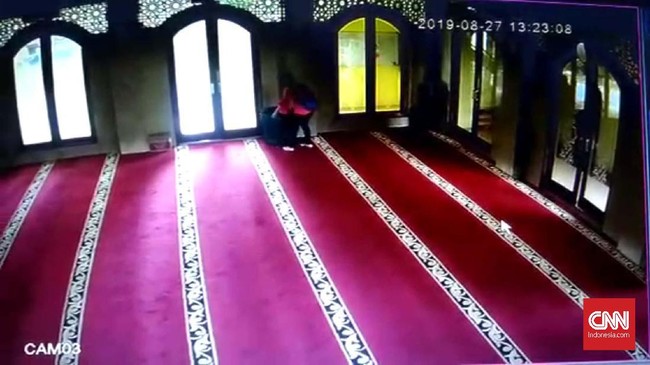Polisi mengidentifikasi pelaku yang melakukan aksi penipuan berkedok ganti QR Indonesian Standard (QRIS) di kotak amal masjid.