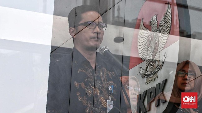 KPK memanggil dua petinggi Asosiasi Petani Tebu Rakyat Indonesia (APTRI) untuk diperiksa terkait dugaan suap distribusi gula.
