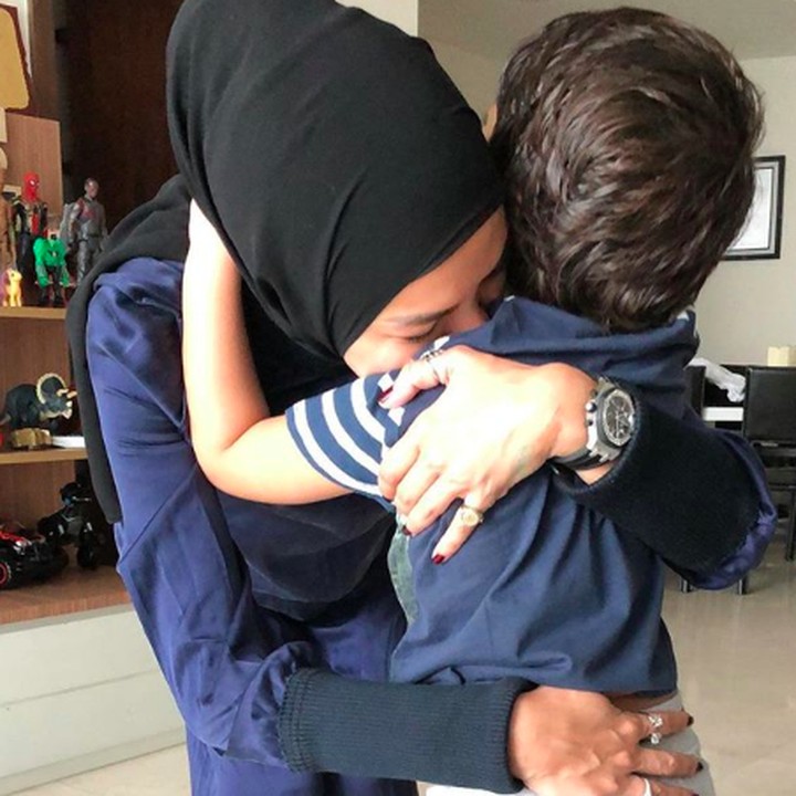 <p>Kecup sayang dari Nikita Mirzani yang dipanggil Mimi atau Ami oleh anak-anaknya, untuk Azka yang berulang tahun. (Foto: Instagram/ @nikitamirzanimawardi_17)</p>