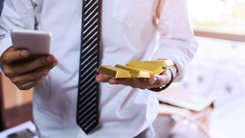 Risiko investasi emas terbilang rendah karena nilai emas cenderung terus meningkat dari tahun ke tahun.