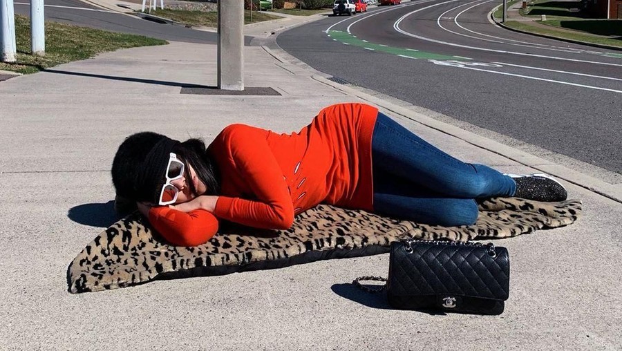 Lucinta Luna mengunggah foto tengah tidur di pinggir jalan Australia. 