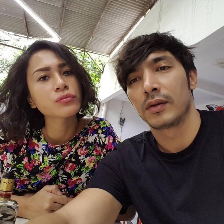 <p>Hampir 20 tahun menikah, keduanya masih tetap mesra dan kompak. (Foto: Instagram @abimana_arya)</p>