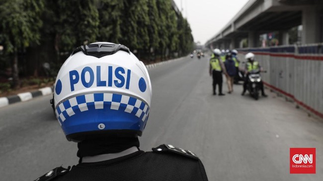 Seorang polantas terekam viral menerima salam tempel dari pemotor di area TB Simatupang, Jakarta Selatan.