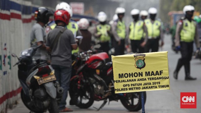 Polantas menggelar operasi lalu lintas di kawasan Kebon Nanas, Jakarta Timur, Kamis, 29 Agustus 2019. operasi lalu lintas dengan tema operasi Patuh Jaya 2019 selama 14 hari mulai tanggal 29 Agustus hingga 11 September 2019. CNNIndomesia/Safir Makki