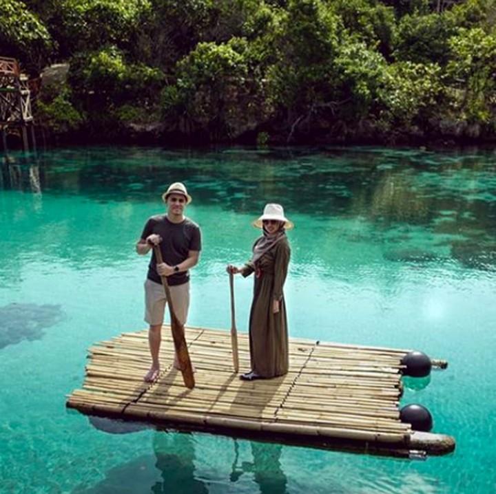 <p>Kali ini mereka sedang mengunjungi Danau Weekuri, Nusa Tenggara Timur. Seru banget ya. (Foto: Instagram @rio.stokhorst)</p>
