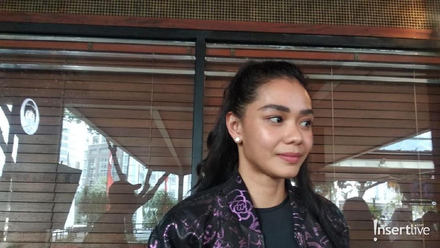 Adinia Wirasti hobi travelling.