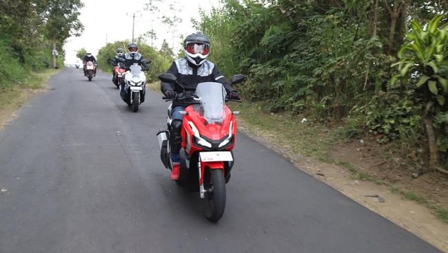Cara Aman Touring Jarak Jauh Saat Nataru Touring jarak jauh menggunakan sepeda motor sangat berbahaya. Oleh sebab itu penting bagi pengendara melakukan persiapan khusus.