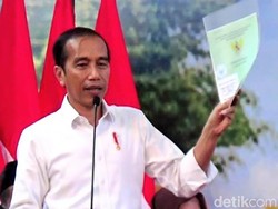 Bagikan Sertifikat Tanah di Sumut, Jokowi: Jangan Dipakai Beli Mobil