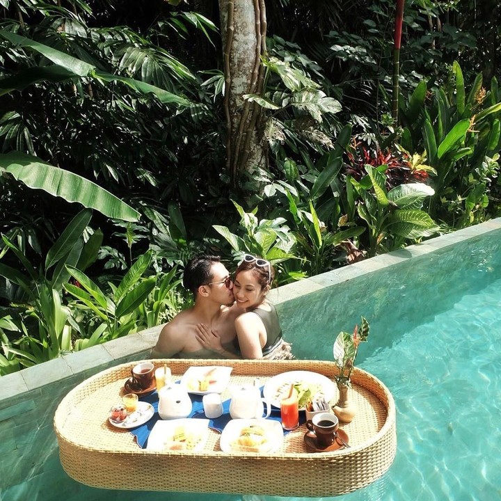 <p>Kebahagiaan pun berlanjut ketika mereka mengumumkan kehamilan Shabrina pada 4 Juli lalu. Keduanya kompak mengunggah foto dan menulis <em>caption</em> yang sama, "<em>The Greatest Gift of Our Life.</em>" (Foto: Instagram @shabrinaautomo)</p>