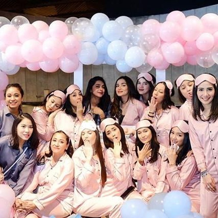 <p>Mereka mengusung konsep pajamas party untuk merayakan kebahagiaan menyambut anak kedua. (Foto: Instagram @yaswildblood)</p>