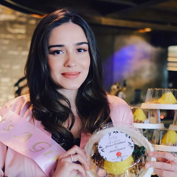 <p>Yasmine memamerkan hidangan yang disajikan dalam pesta baby shower tersebut. Salah satunya tumpang mini nih, Bun. Semoga bisa menjadi inspirasi ya. (Foto: Instagram @yaswildblood)</p>