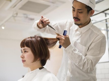 Sedang Program Hamil? Hindari Dulu 5 Perawatan Rambut Salon Ini