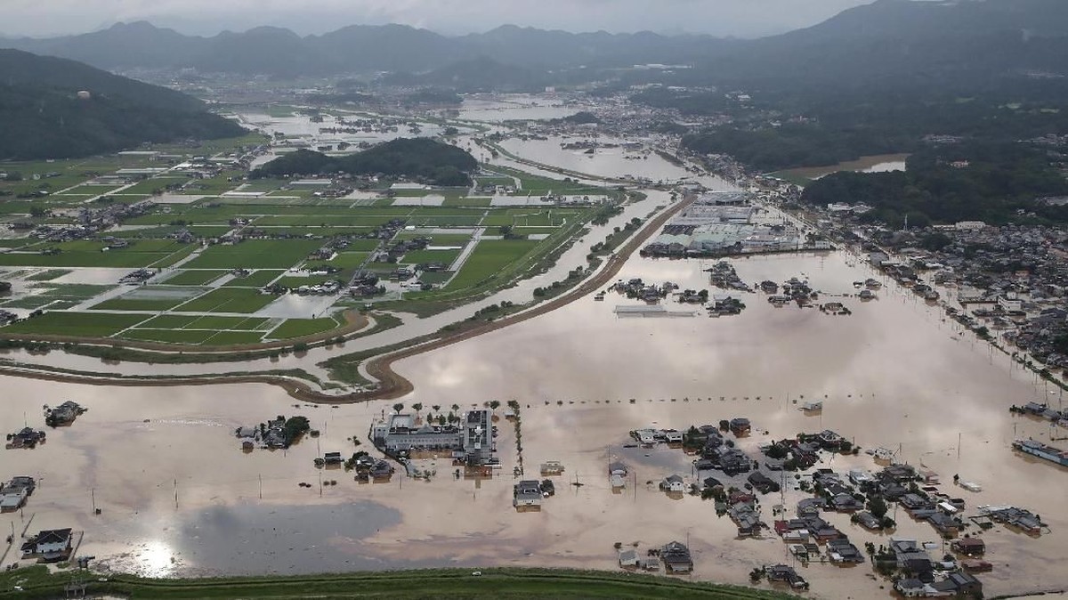 FOTO: Hujan Lebat Berujung Banjir dan Longsor di Jepang