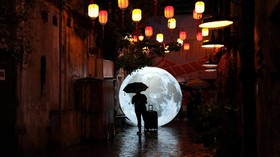 NYALANG: Mencengkram Temaram Bulan