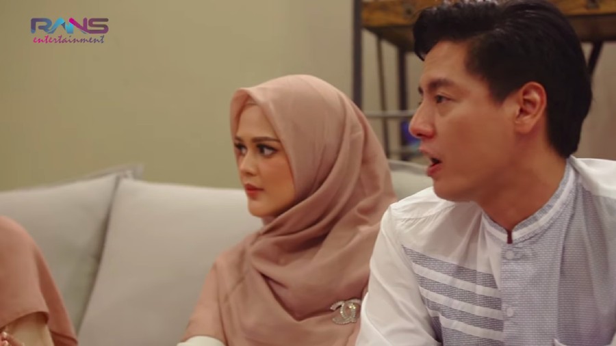 Kisah percintaan Roger Danuarta dan Cut Meyriska sama dengan film yang mereka bintangi. 