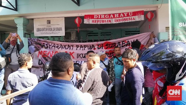 Puluhan orang dari Keluarga Besar Masyarakat Melanesia mendatangi kantor LBH Surabaya seraya berteriak LBH provokator dan antek asing.