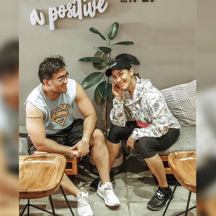 Mereka kini sudah dikaruniai empat orang anak yakni Nadine, Nuala, Delmar, dan si bungsu Nilouh. (Foto: Instagram @nadiamulya)<span class="im"><br /></span>