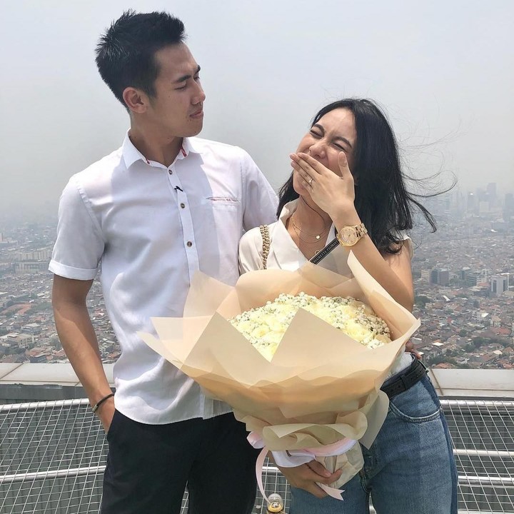 <p>Momen tak terlupakan, saat Ryuji menyatakan keseriusan cintanya. "<em>Looks like I have to add something at the beginning and the end of my name,</em>" kata Shabrina, berbunga-bunga. (Foto: Instagram @shabrinaautomo)</p>