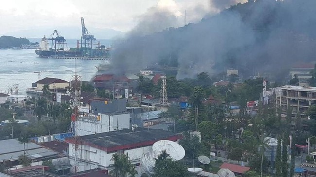 Kantor Telkom Indonesia yang terletak di Jayapura, Papua dibakar oleh massa pendemo.