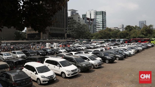 Anda bisa mencari lokasi parkir yang tak terpapar langsung sinar Matahari, ini bisa di bawah pohon, bawah tanah atau di garasi.