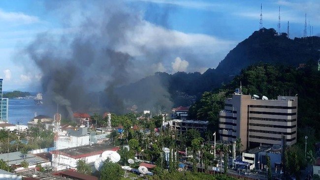 Kapolri Jenderal Tito Karnavian mengakui ada kelompok yang memiliki hubungan dengan organisasi di luar negeri terkait kerusuhan di Papua dan Papua Barat.