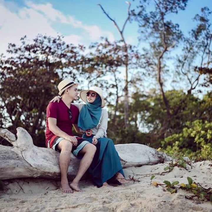 <p>Pantai juga menjadi pilihan berlibur Rio dan Aureli. Tetap romantis setelah 12 tahun menikah. (Foto: Instagram @rio.stokhorst)</p>