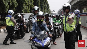 Saat Polisi Cuma Bisa Tegur Pemotor Tanpa Pelat Nomor dan Spion