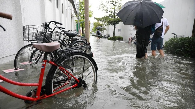 FOTO: Hujan Lebat Berujung Banjir dan Longsor di Jepang