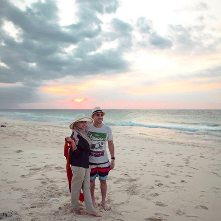 <p>Menikmati sunset di Pantai Kita di Sumba. Semoga bahagia selalu ya Rio dan Aureli. (Foto: Instagram @rio.stokhorst) </p>
