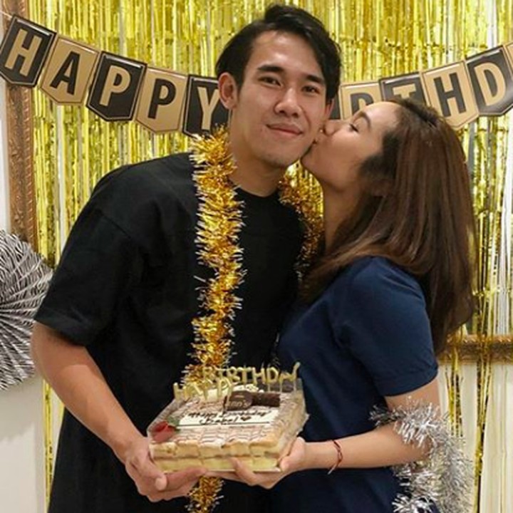<p>Ryuji mendapat kejutan dan kecupan manis dari Shabrina, tepat di hari ulang tahun ke-24. "<em>Selamat ulang tahun, Baba! Terima kasih sudah menjadi teman terbaikku. Semoga kamu selalu dalam lindungan Allah, dimudahkan segala urusannya, bahagia dunia dan akhirat. Have a great birthday, Ba!</em>" doa Shabrina untuk suami tercinta. (Foto: Instagram @shabrinaautomo)</p>