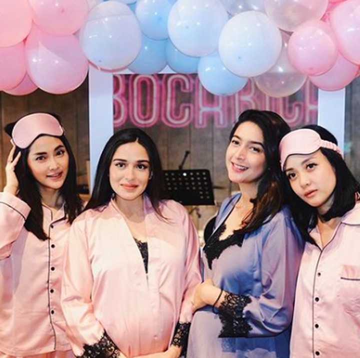 <p>Yasmine terlihat mengenakan piama berwarna pink. Sedangkan Nabila mengenakan piama berwarna biru, Bun. (Foto: Instagram @yaswildblood)</p>