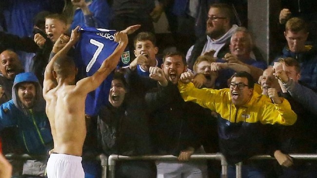 Penyerang Everton, Richarlison menjadi sasaran ejekan di dunia maya lantaran meniru salah satu gaya perayaan gol milik Lionel Messi dan Cristiano Ronaldo.