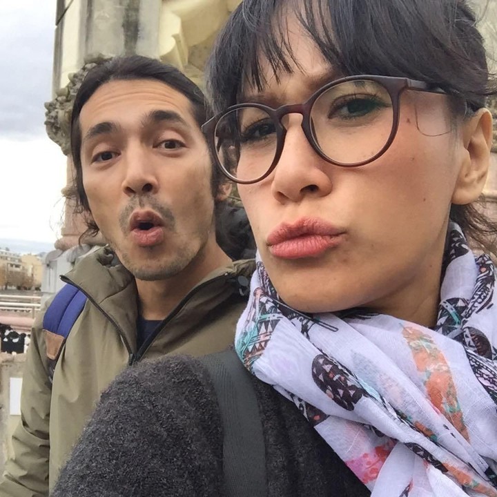 <p>Jalan-jalan kurang komplet kalau belum wefie. Sudah mirip belum Abimana dan Inong? (Foto: Instagram @inong_ayu)</p>