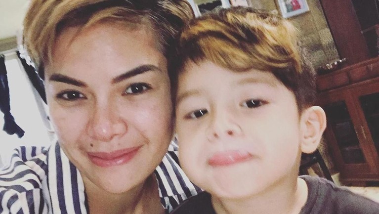 Meski terkenal sebagai artis yang kontroversi, Nikita Mirzani dikenal juga sebagai seorang ibu yang perhatian untuk anak-anaknya.