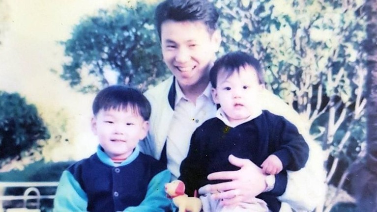 Jungkook BTS berhasil menempati posisi teratas pria tampan sedunia versi TC Candler. Maknae BTS ini memang terkenal dengan visualnya yang tampan.