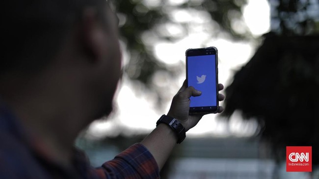 Akun Twitter milik jurnalis Papua, Victor C Mambor, hilang usai mengunggah video tindakan anggota TNI AU menginjak kepala penduduk.