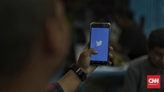 Singgung Anak STM, Denny Siregar Diributkan di Twitter Denny Siregar menyinggung dan melontarkan kritik atas aksi anak STM kemarin sehingga namanya diributkan di Twitter lewat tagar #DennySiregarDicariAnakSTM.