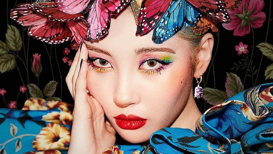 Video musik Lalalay menampilkan Sunmi dengan berbagai gaya make up menarik. 