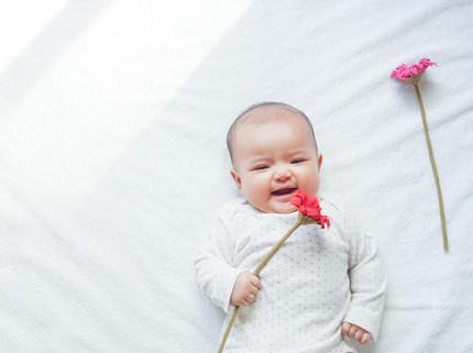 Perkembangan Bayi Usia 2- 6 Bulan, Sudah Bisa Apa Saja?